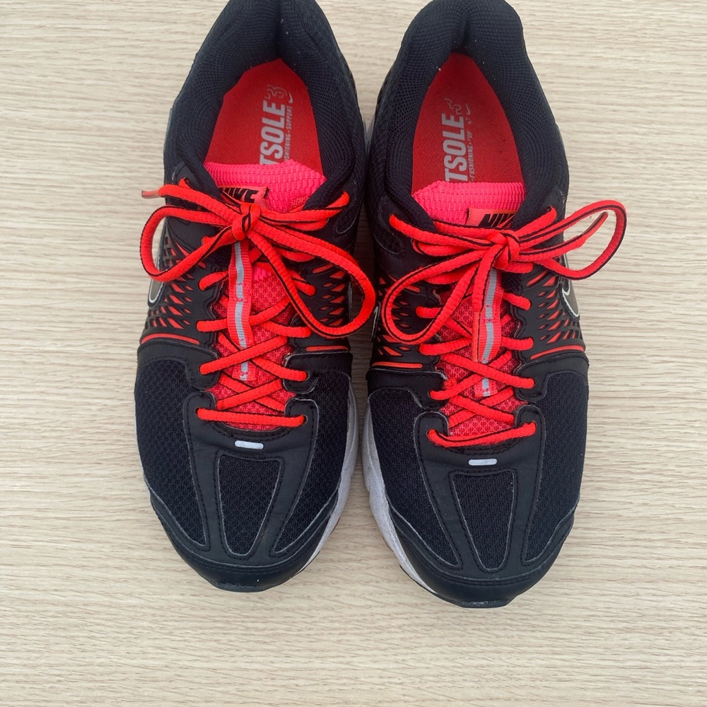 Black and Hot pink Nike Vomero Athletic Shoes Size 6.5